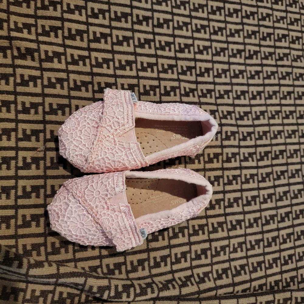 Toms Baby Shoes Size 5 flats pink lace leather insole excellent baby girl shoes